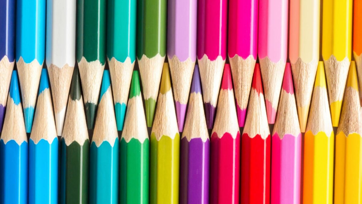 Set gekleurde pastelpotloden in rij multi colour in de vorm van gesloten rits en puntenslijper Concept minimalisme schilderen kunst school kleuteronderwijs leerling kunstenaar Terug naar school.